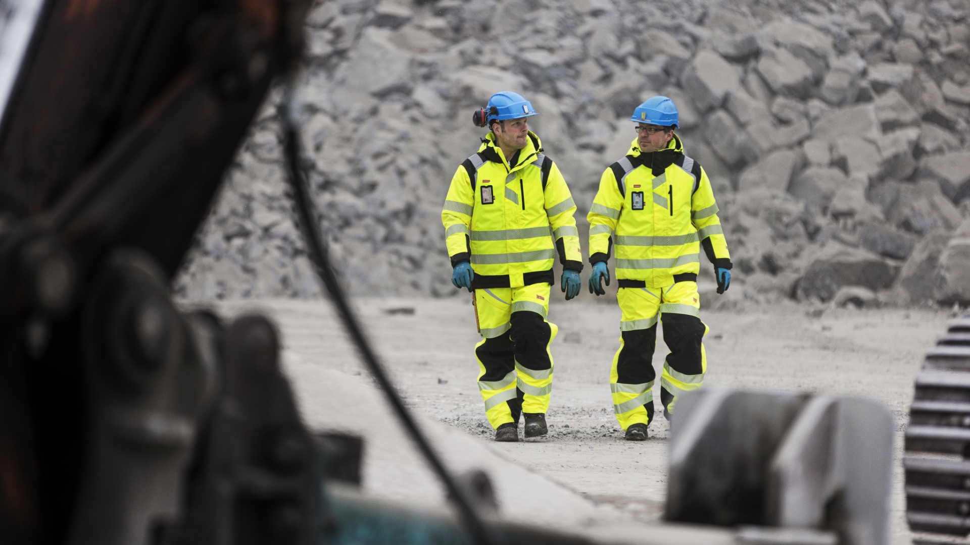 To personer på en arbeidsplass har på seg Dovre vinter fra Aalesund Protective Wear