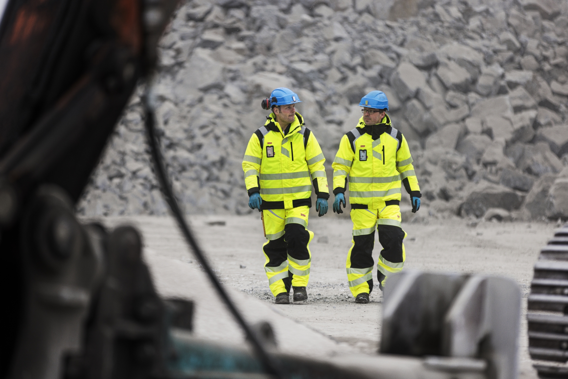 Ansatte i Aalesund Protective Wear ser på produktutvalget i nettbutikken