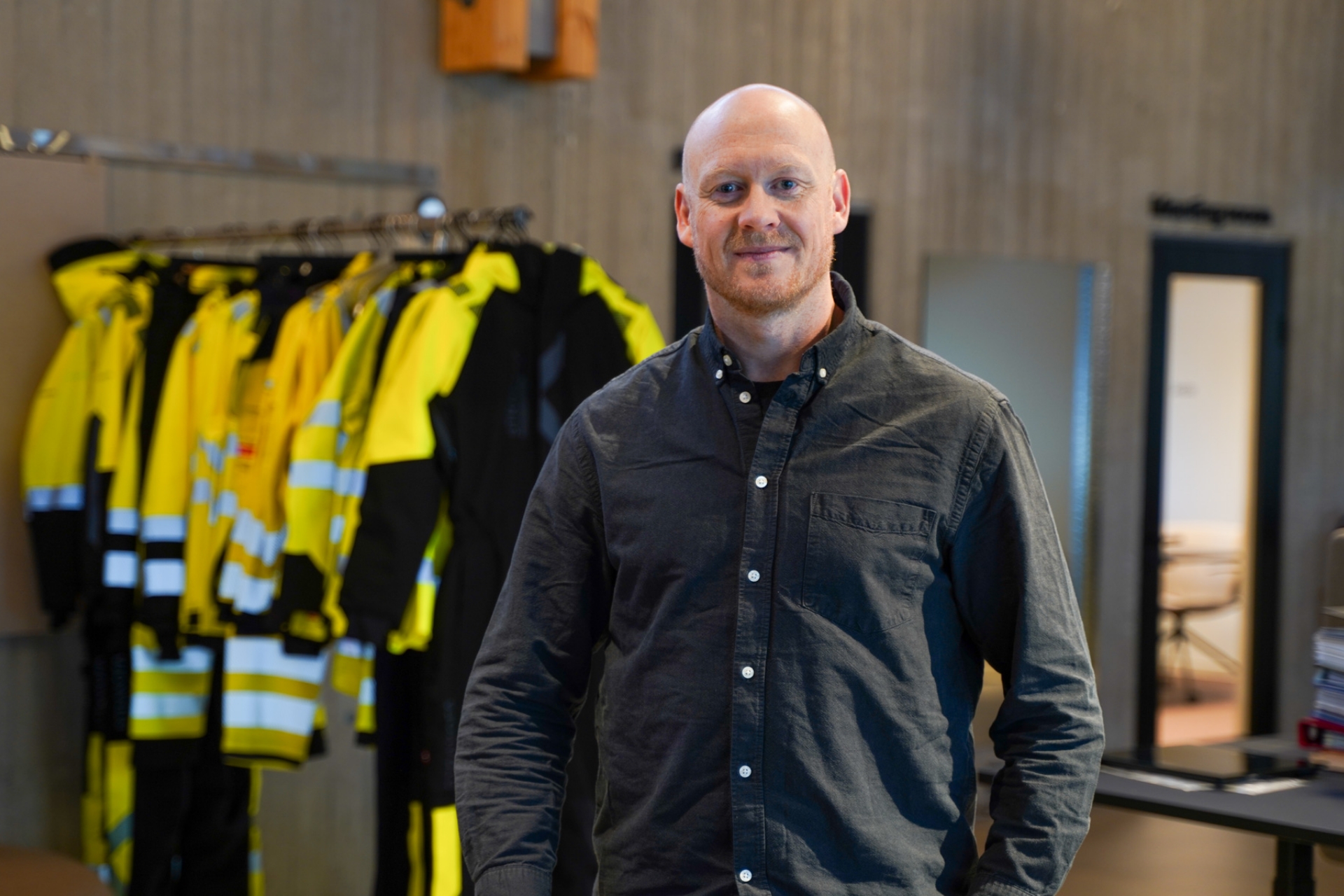 En person har på seg vernebriller fra Univet