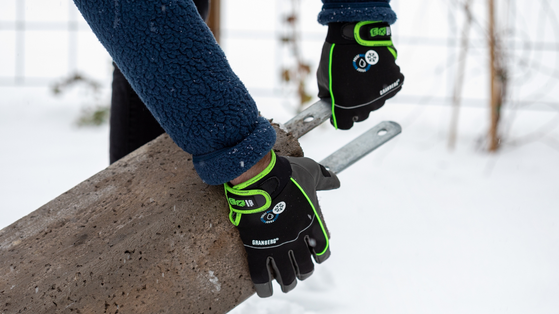 To personer på en arbeidsplass har på seg Dovre vinter fra Aalesund Protective Wear