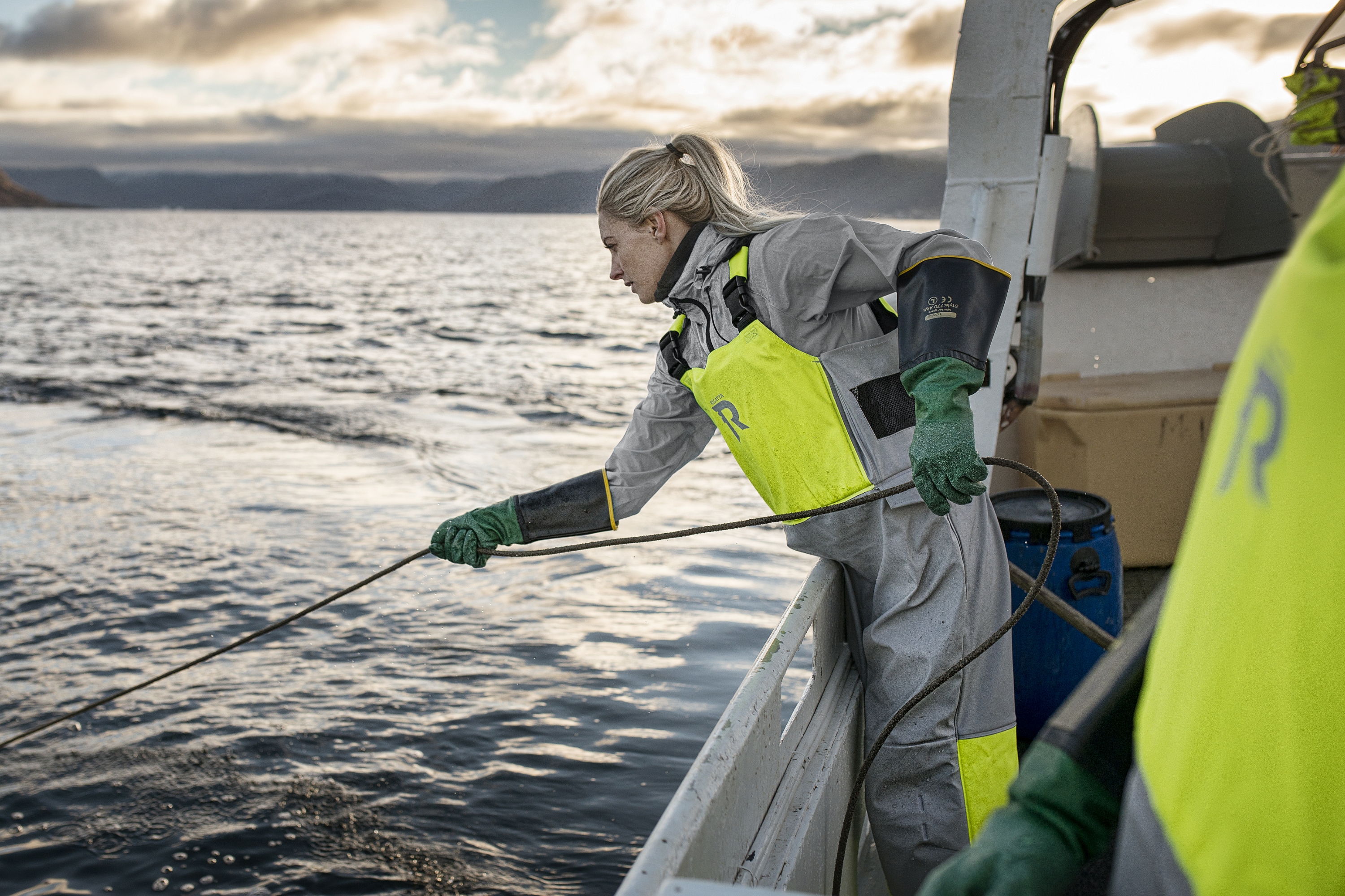 Mann som har på seg flytedrakt fra Regatta.