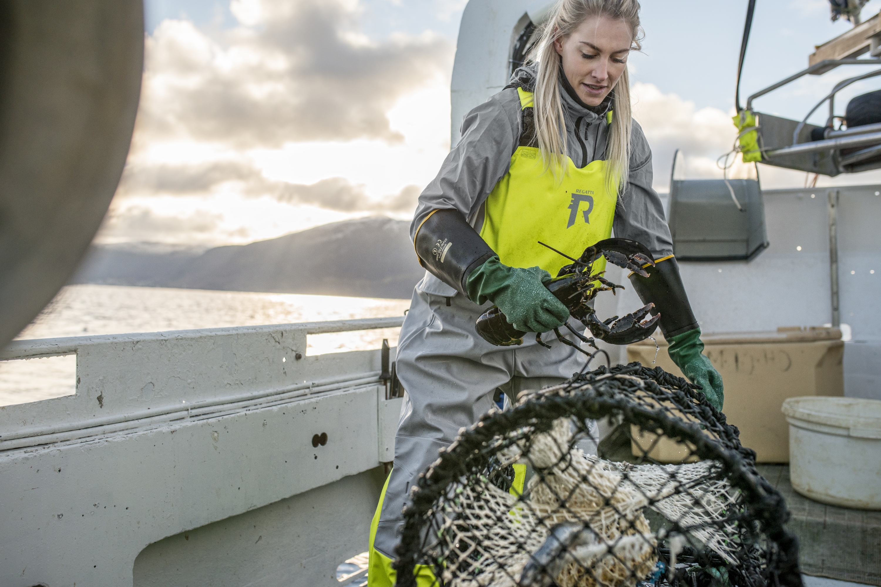 Mann som har på seg flytedrakt fra Regatta.
