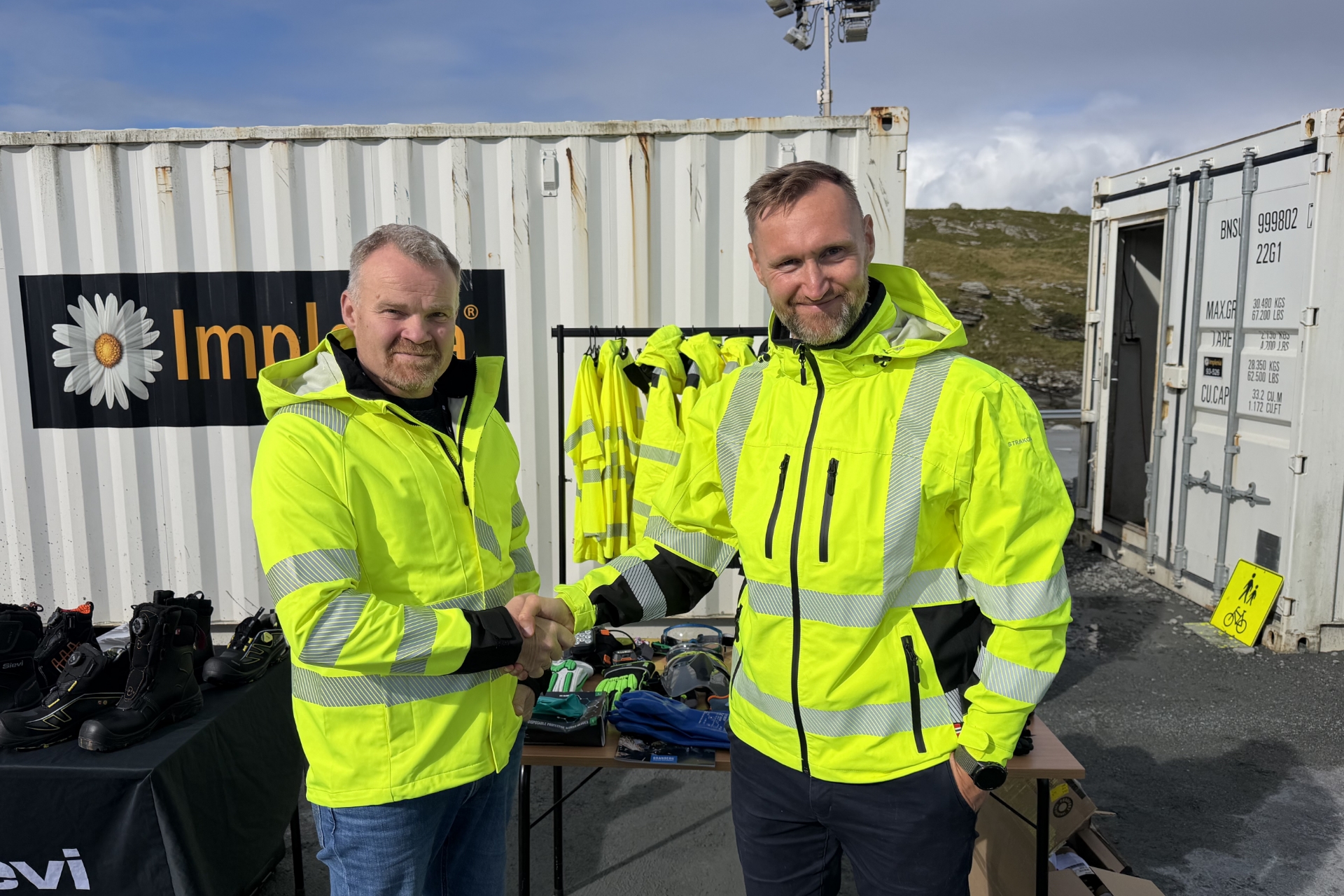 Christoffer Bårdsgjære, Key Account Manager i AAPW, og Ole Magne Rønning, prosjektleder i Implenia Norge