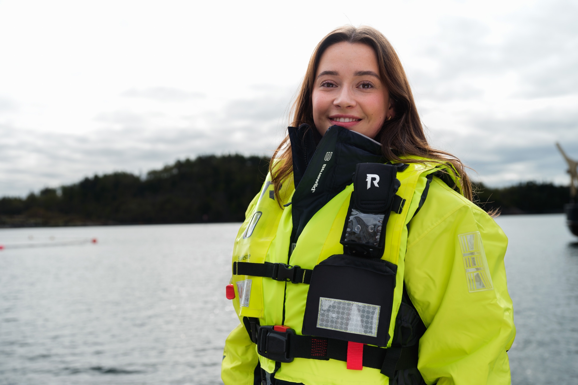 Fisker har på seg flytedrakt og hybrid redningsvest fra Regatta