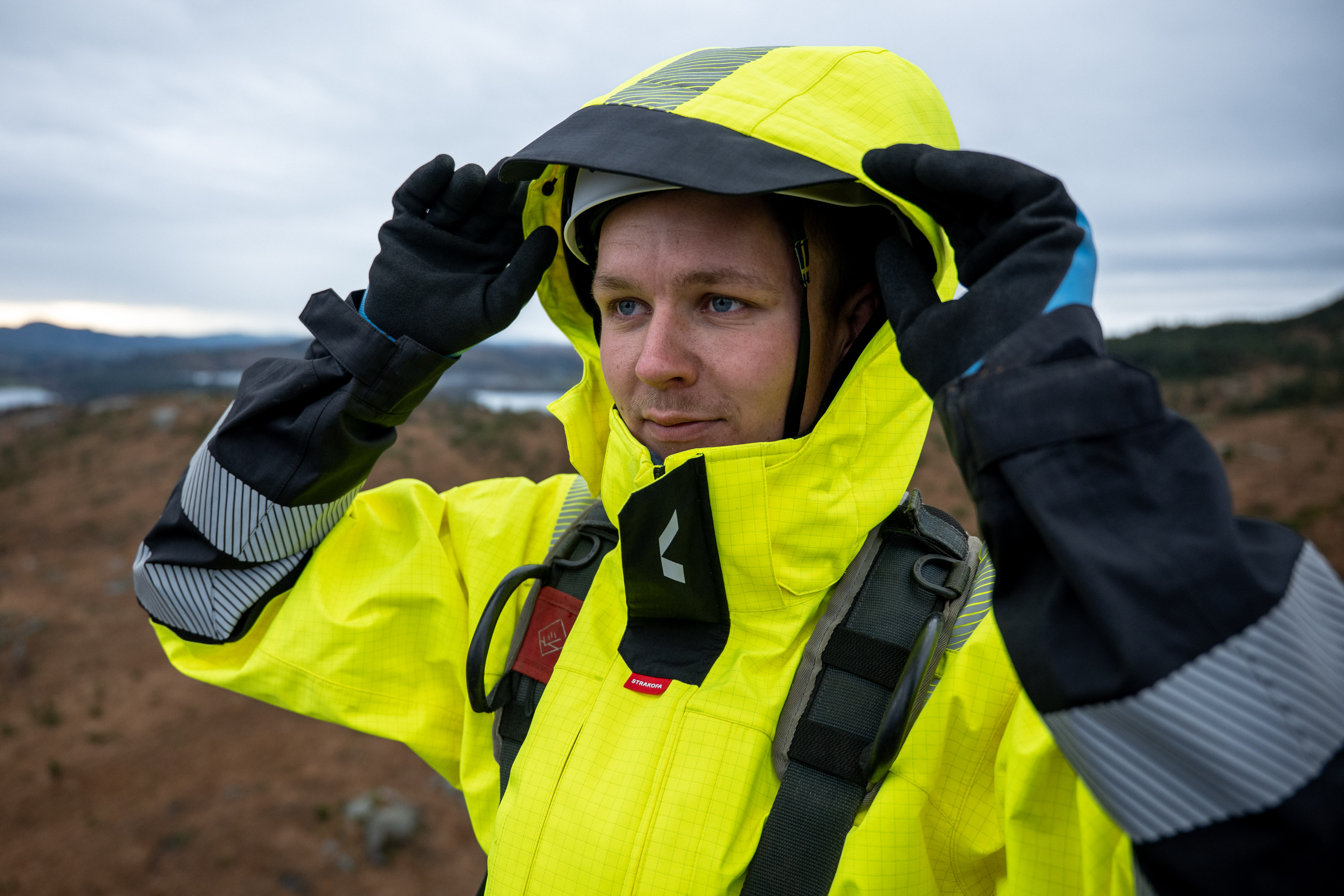 Multi Shield skalljakke fra Strakofa kan brukes over hette.