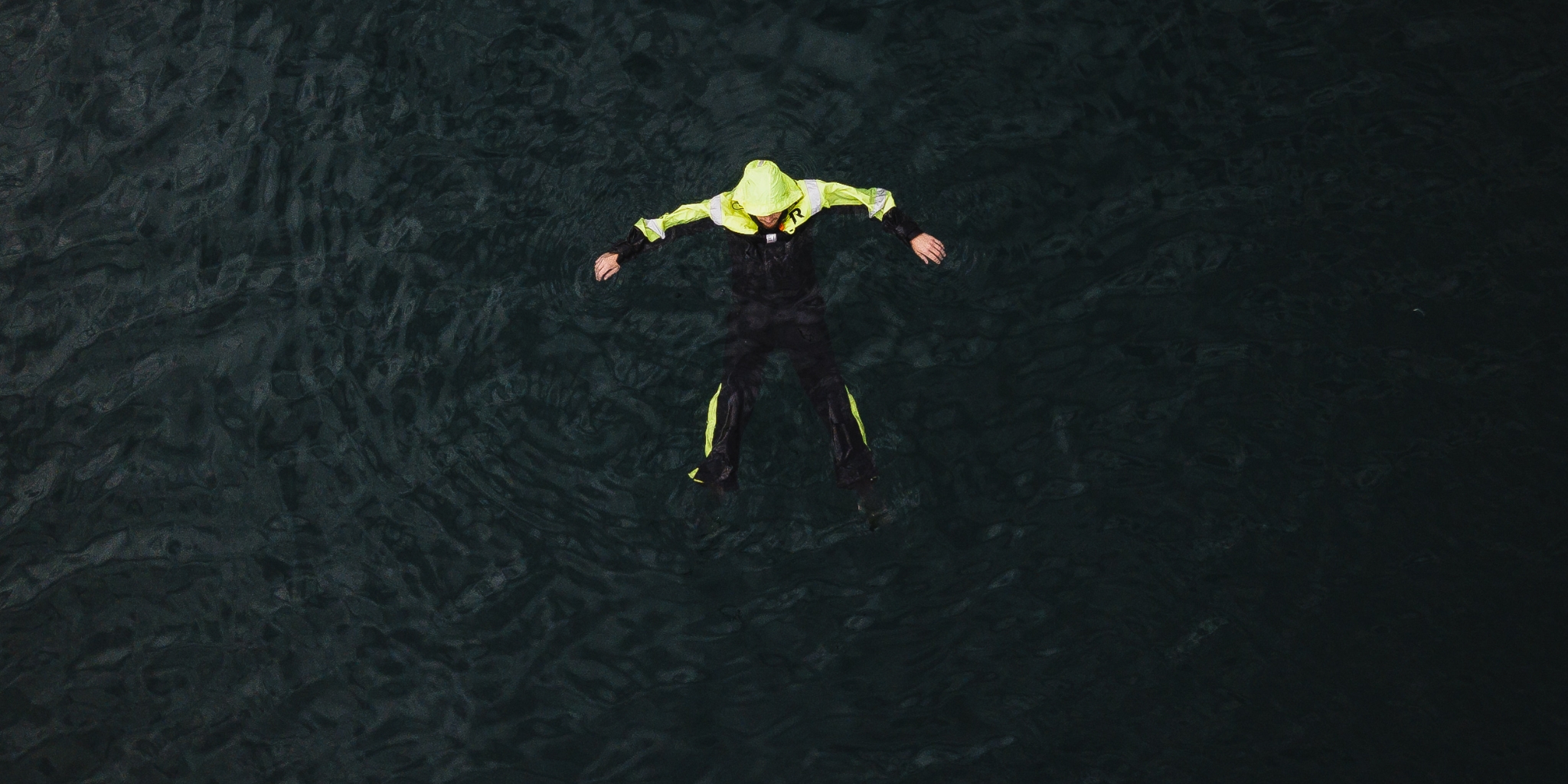 Mann som har på seg flytedrakt fra Regatta.