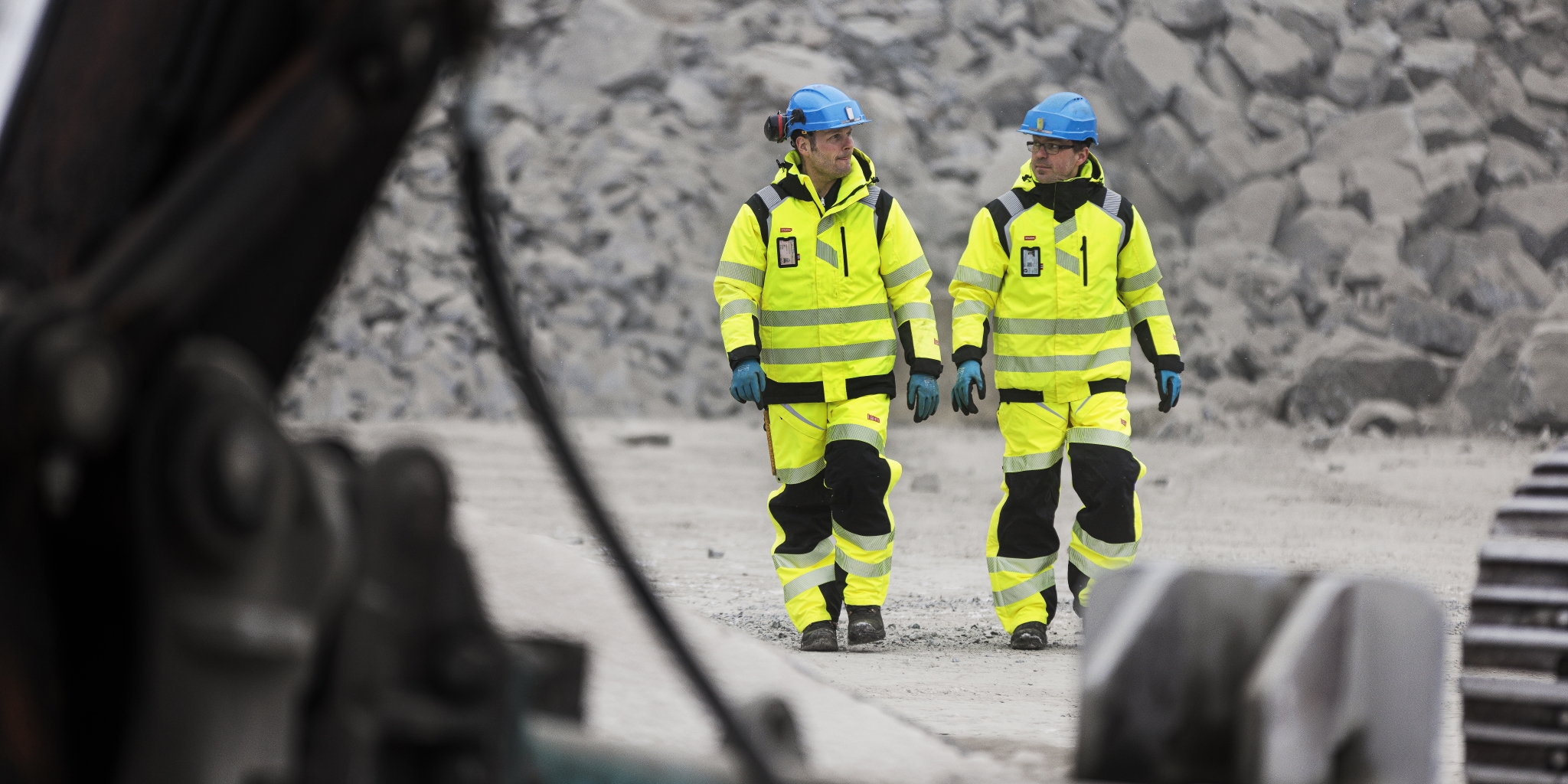 To personer på en arbeidsplass har på seg Dovre vinter fra Aalesund Protective Wear