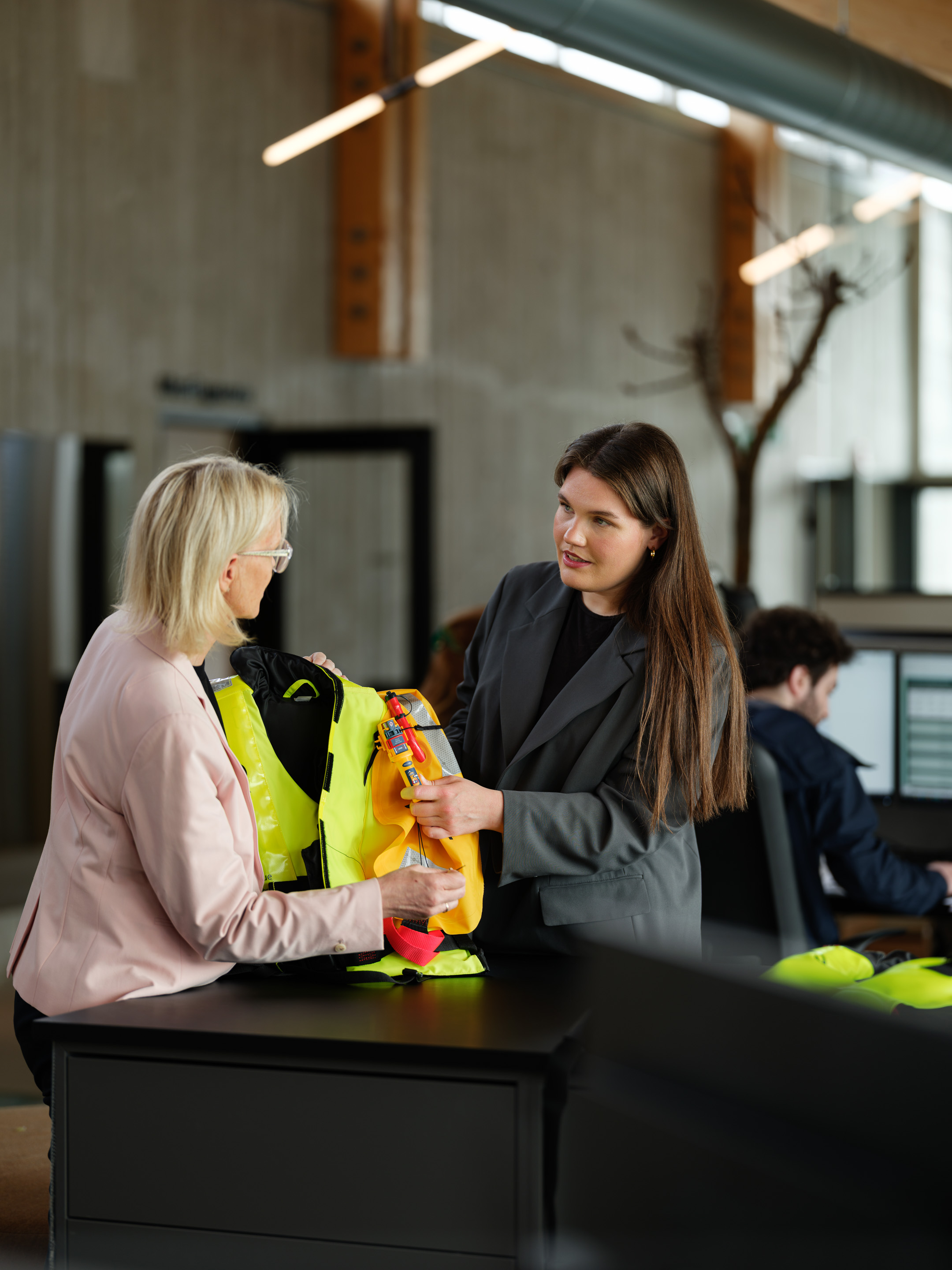 Lill Tømmerdal og Viktoria Brønlund fra Aalesund Protective Wear
